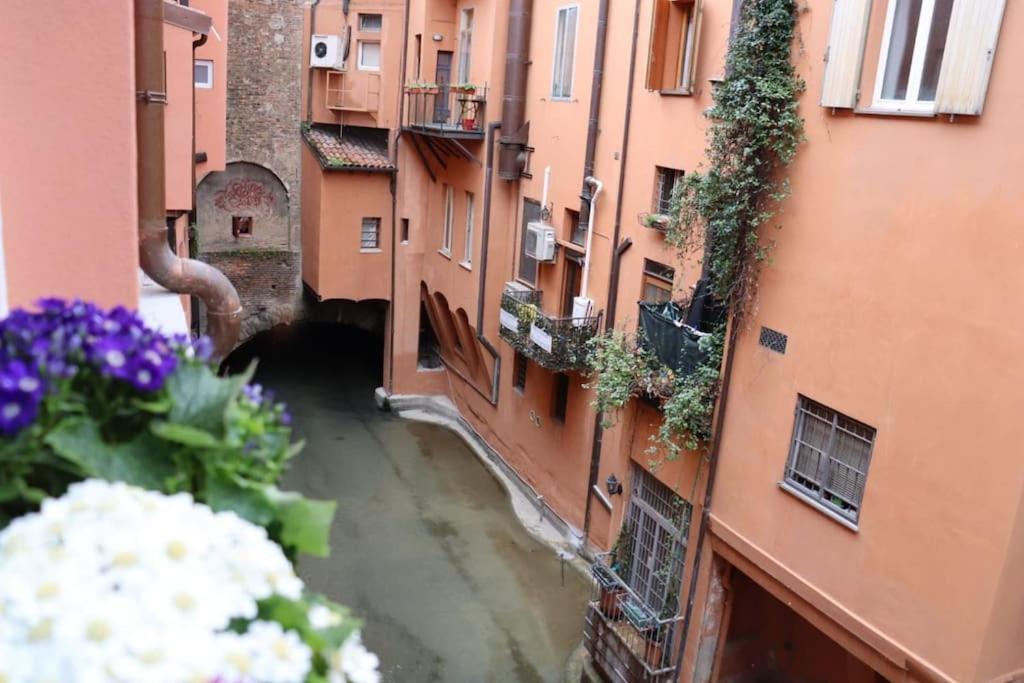 Little Apartment Over The Canal Bologne Extérieur photo
